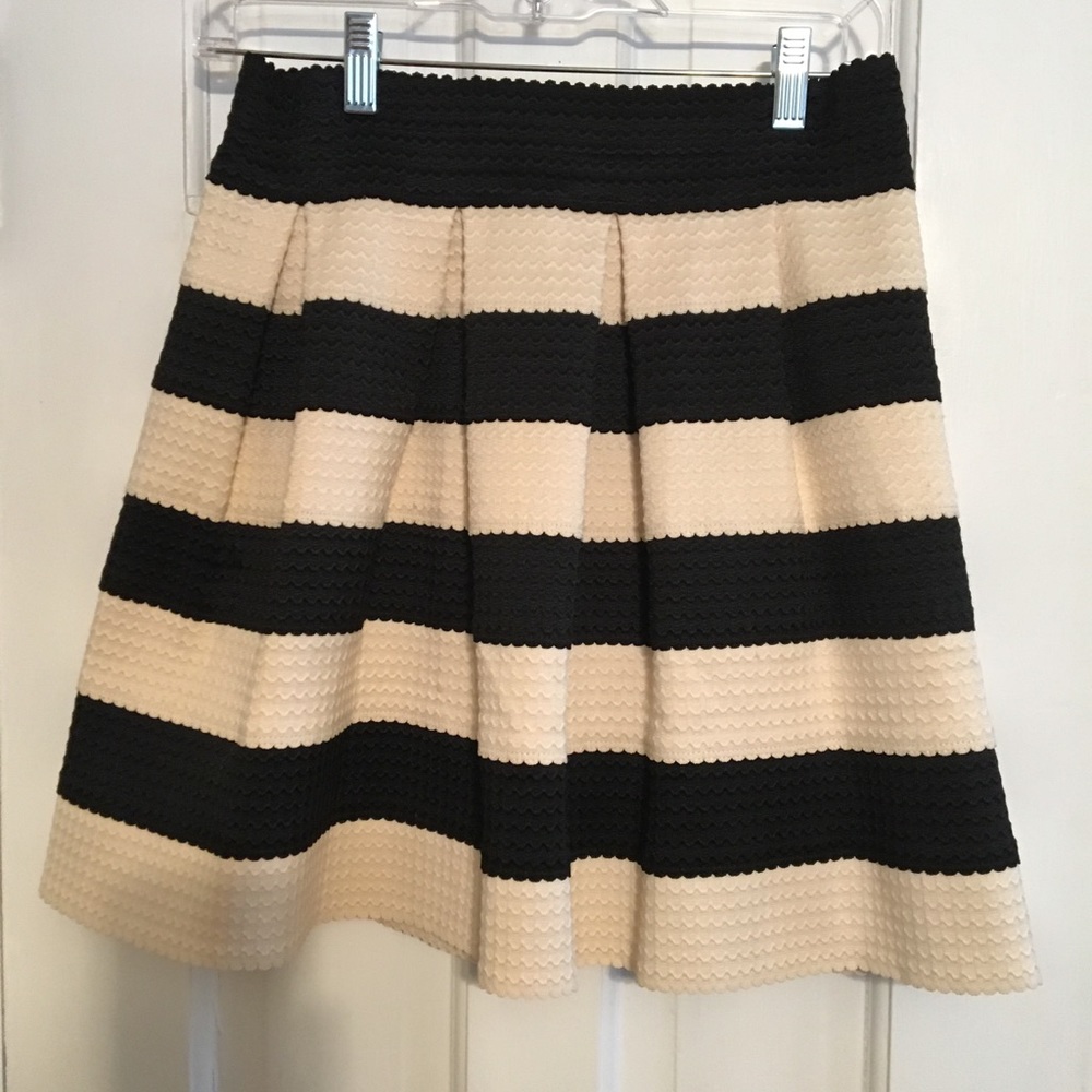 Black and cream skirt,  large, Length 18 inches